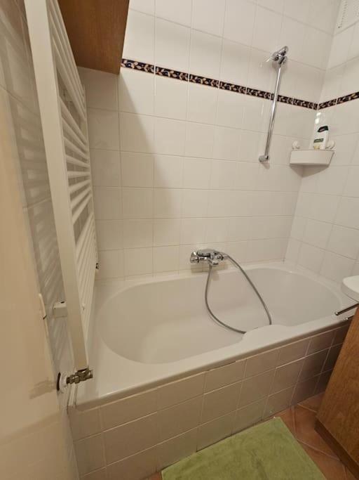 Jonas Apartment, 2 Br * Wien